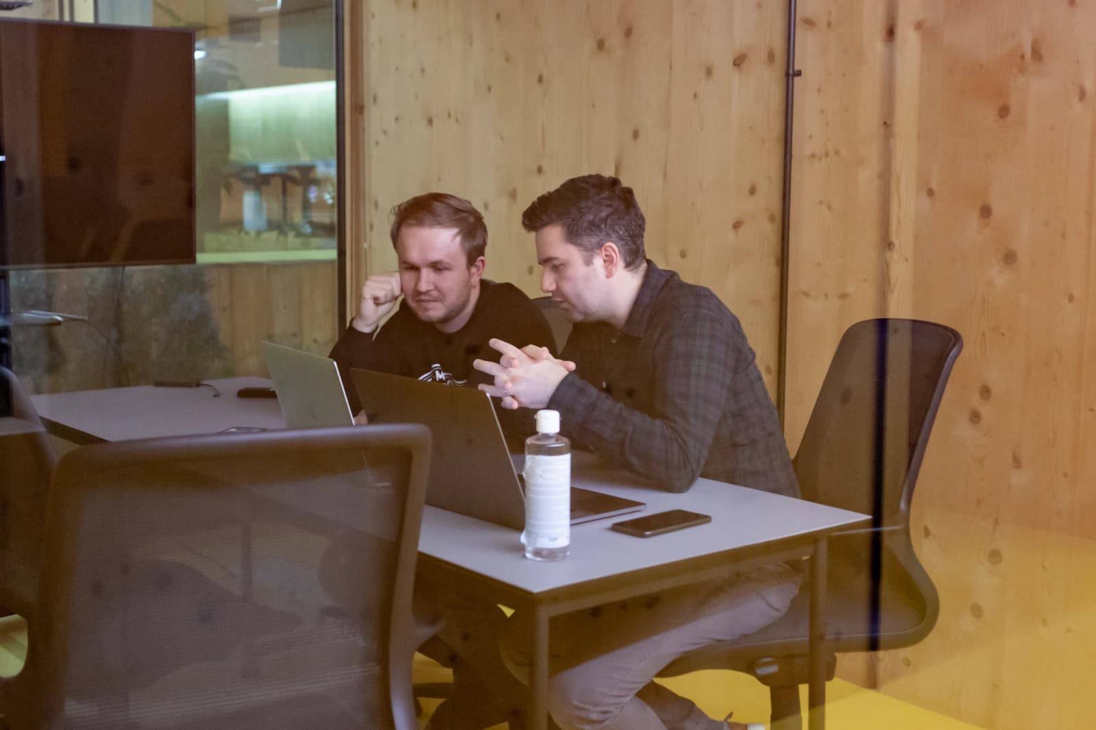 Dos compañeros repasan en el portátil lo que paga su empresa por el ERP, la cuenta que lleva a mirar alternativas a Business Central
