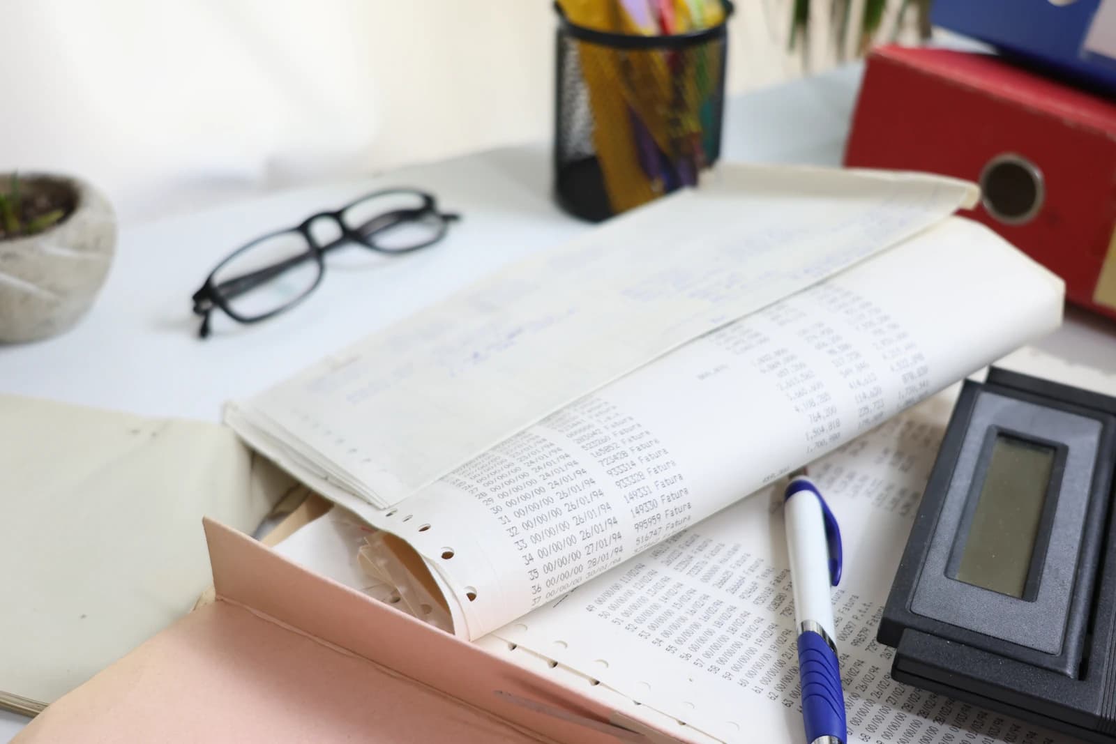 Listados contables en papel continuo, calculadora y archivadores, la contabilidad de escritorio que llevan muchos usuarios de Sage 50