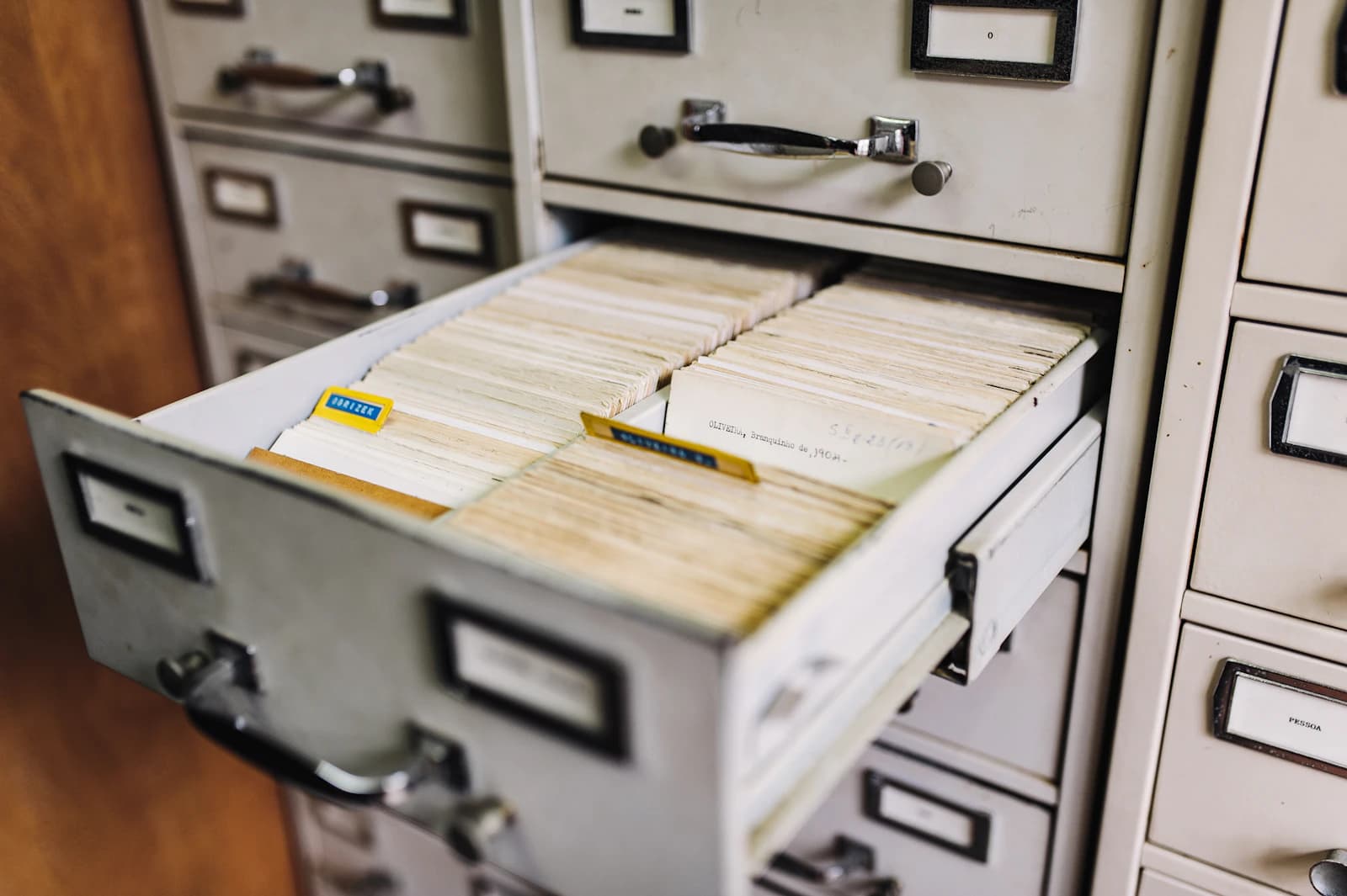 Cajón de archivador metálico lleno de fichas de papel, los años de histórico que un negocio quiere conservar al dejar Sage