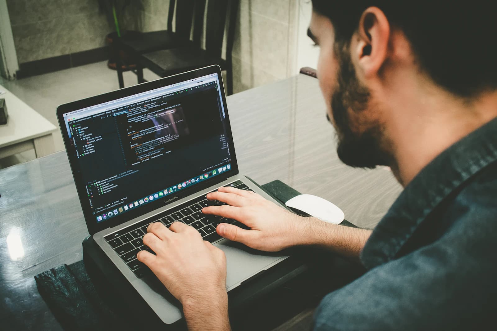 Desarrollador escribiendo código en un portátil, el trabajo que permite un ERP open source cuando hay que adaptarlo
