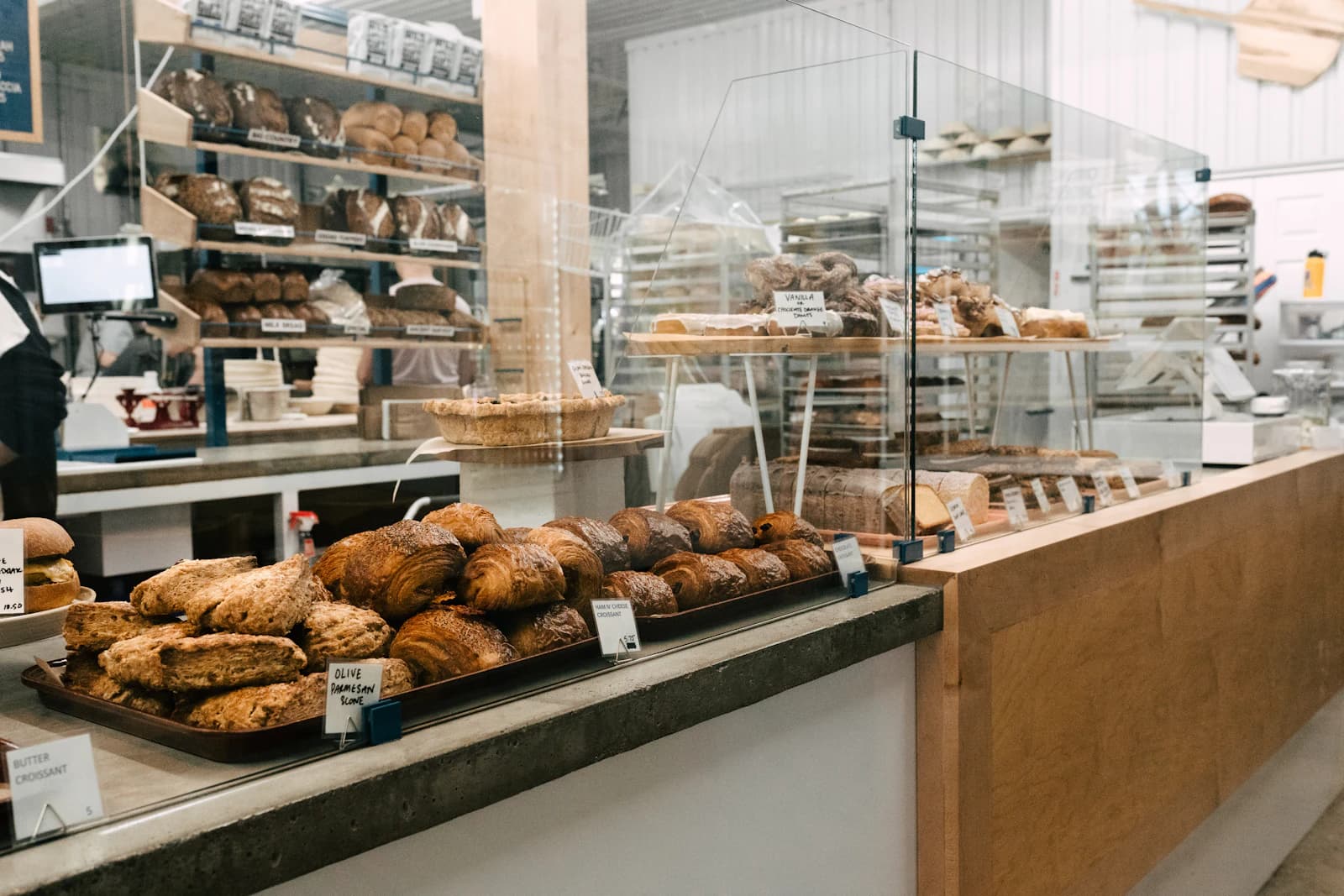 Mostrador de una panadería con pan expuesto y un terminal de venta al fondo, el tipo de comercio que tendrá que adaptarse a NaTicket