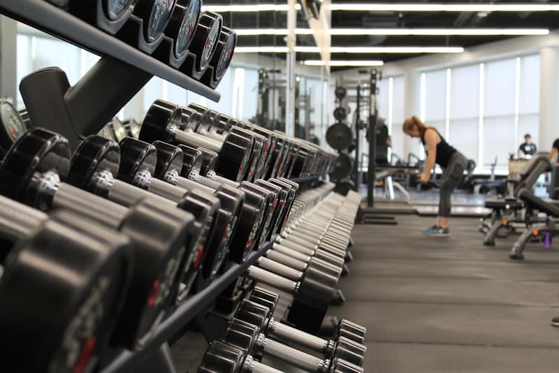 Box CrossFit con kettlebells y barras