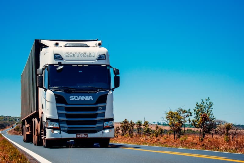 Camión de transporte de mercancías en autovía española