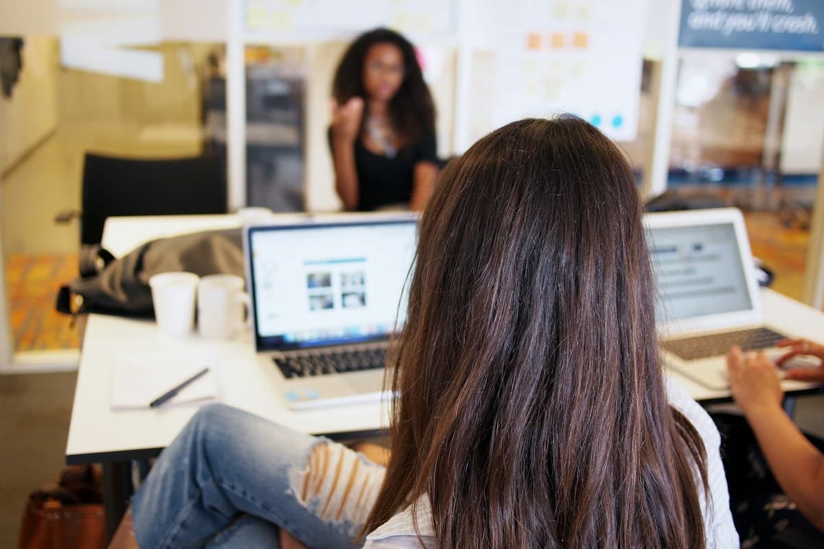 Grupo reducido practicando con portátiles alrededor de una mesa, como en una formación ERPNext con datos reales