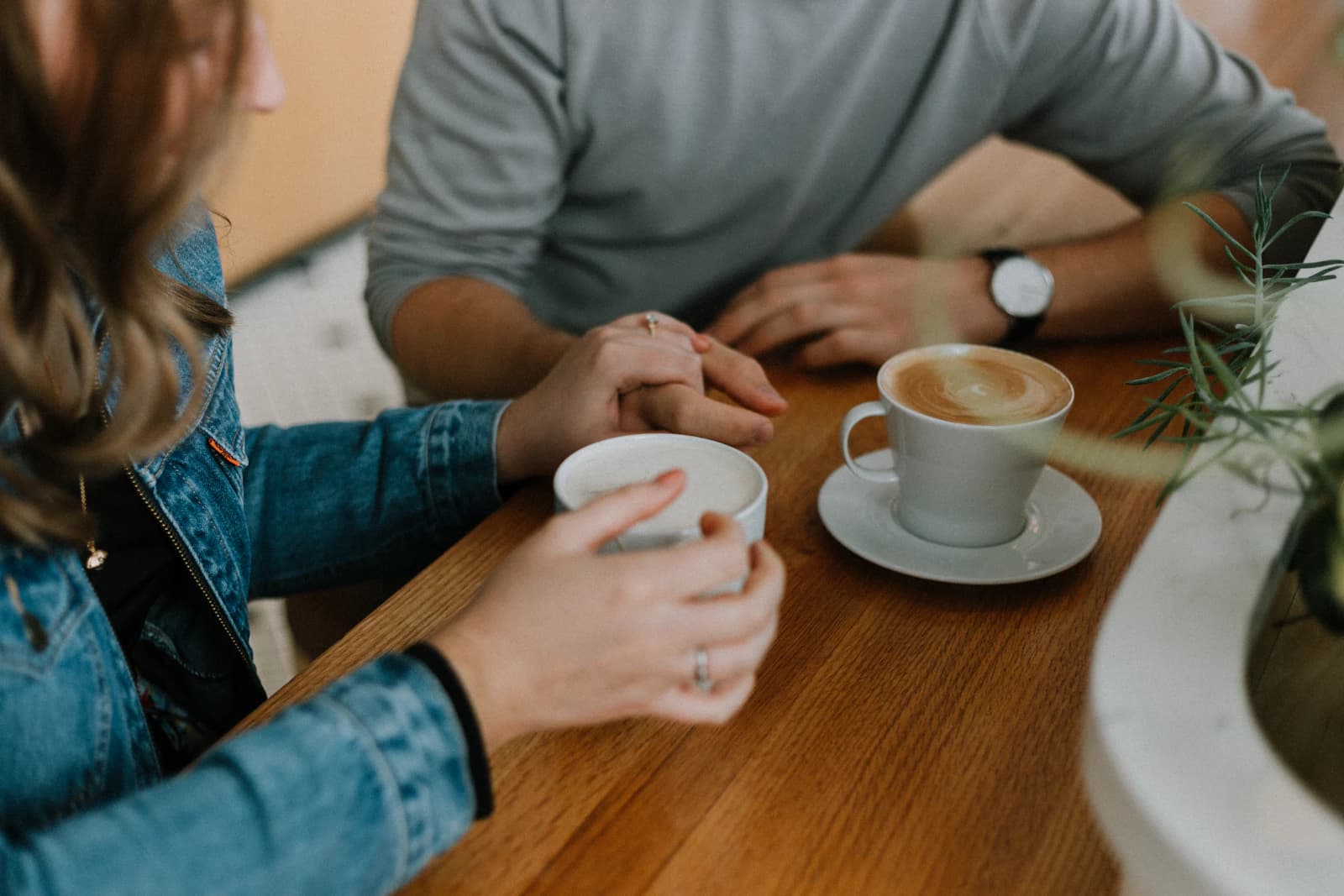 Dos personas conversan con un café sobre una mesa de madera, el tipo de charla de referencia con alguien que ya usa ERPNext