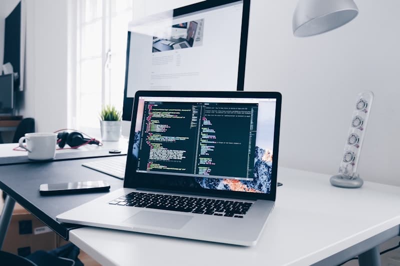 Desarrollador programando - Frappe Framework y ERPNext