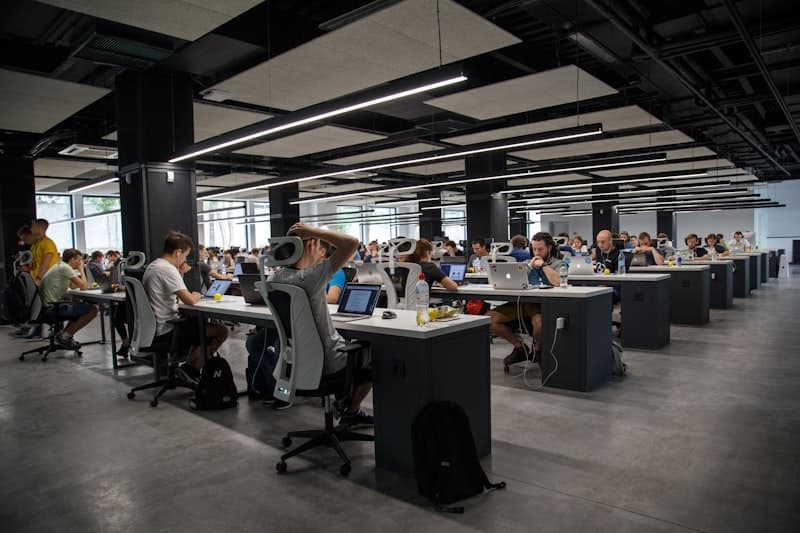 Equipo tech en oficina moderna con pantallas y código