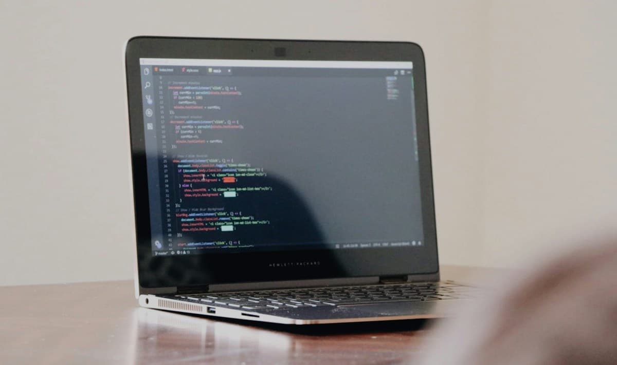 Portátil con código abierto en el editor sobre una mesa, como las personalizaciones que revisamos antes de subir a la v16