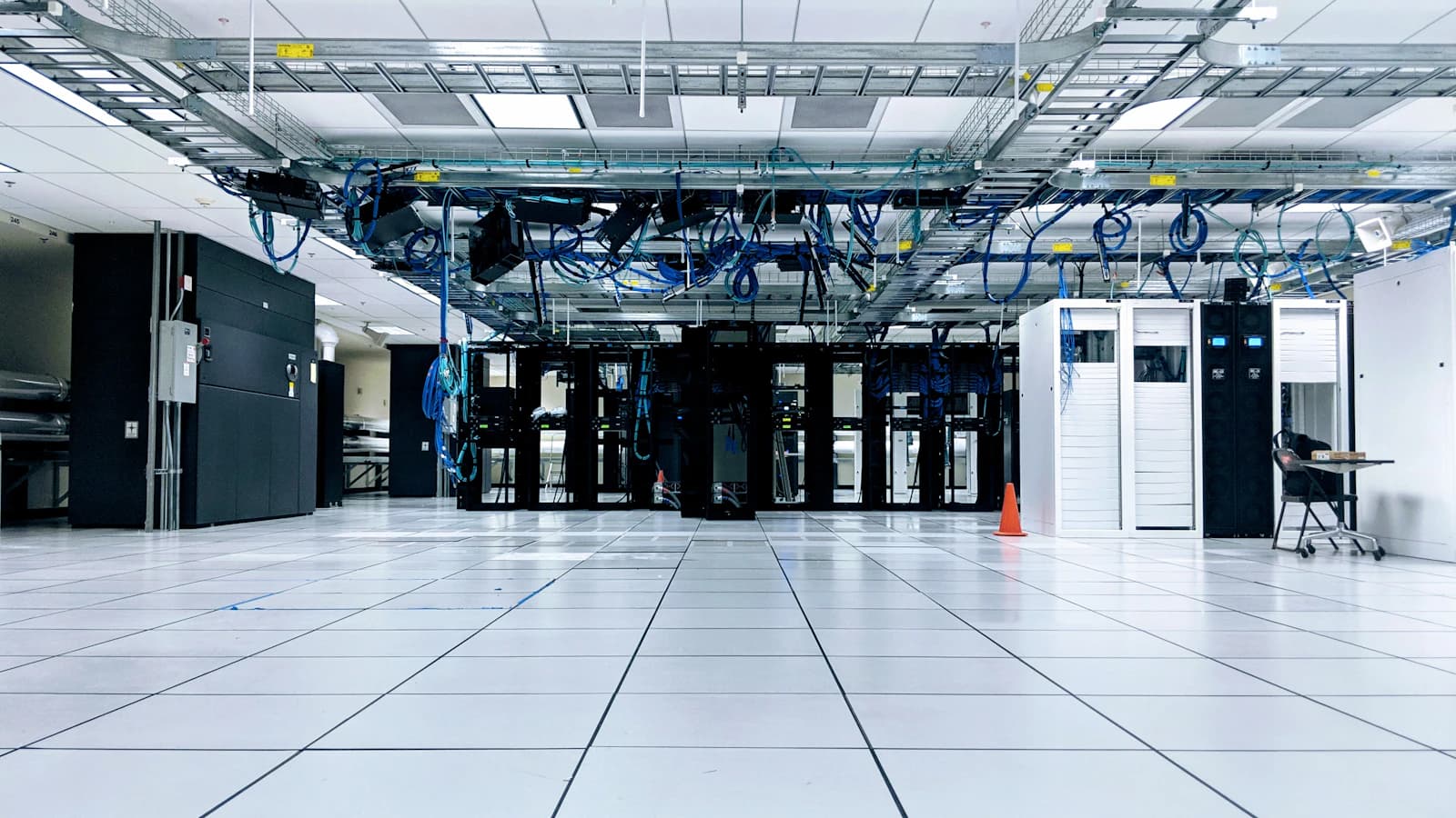 Sala de un centro de datos con armarios de servidores y bandejas de cableado, el tipo de infraestructura donde se hostea ERPNext